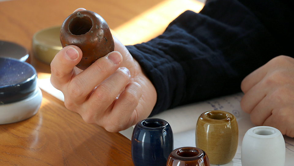 手にしているのは、開発のきっかけとなった実際の漁師のおもり
