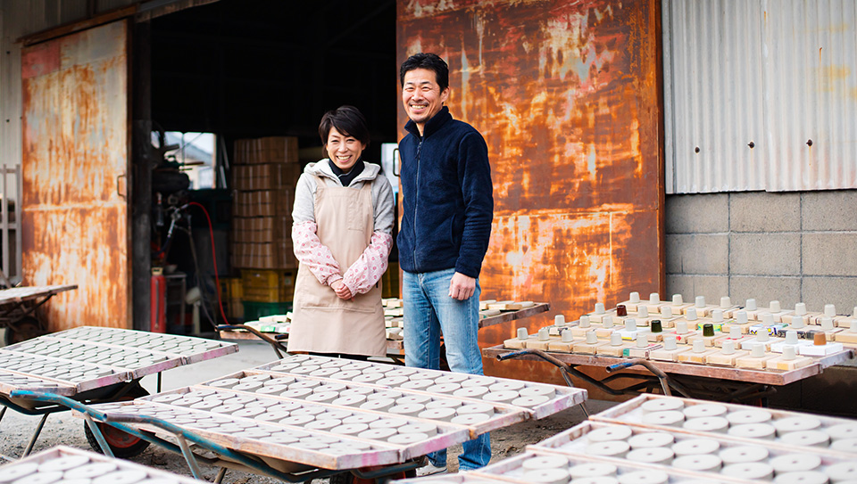 高田焼の窯元「マル信製陶所」の加藤さんご夫婦