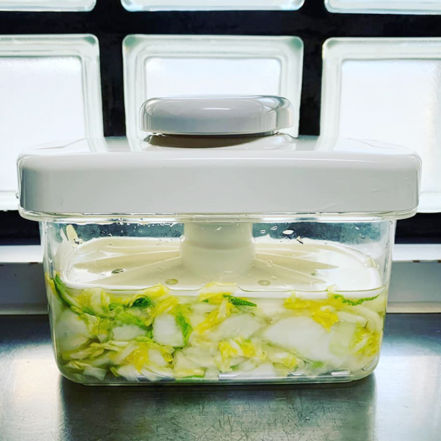小さな容器に、たっぷりと野菜の浅漬けを