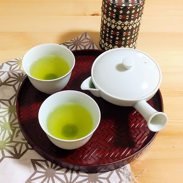 急須｢で｣お茶を