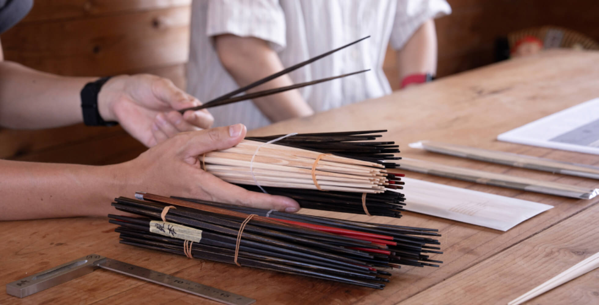 さまざまな木材や漆塗装をテストし、さらなる耐久性や美しさのバリエーションも検討中