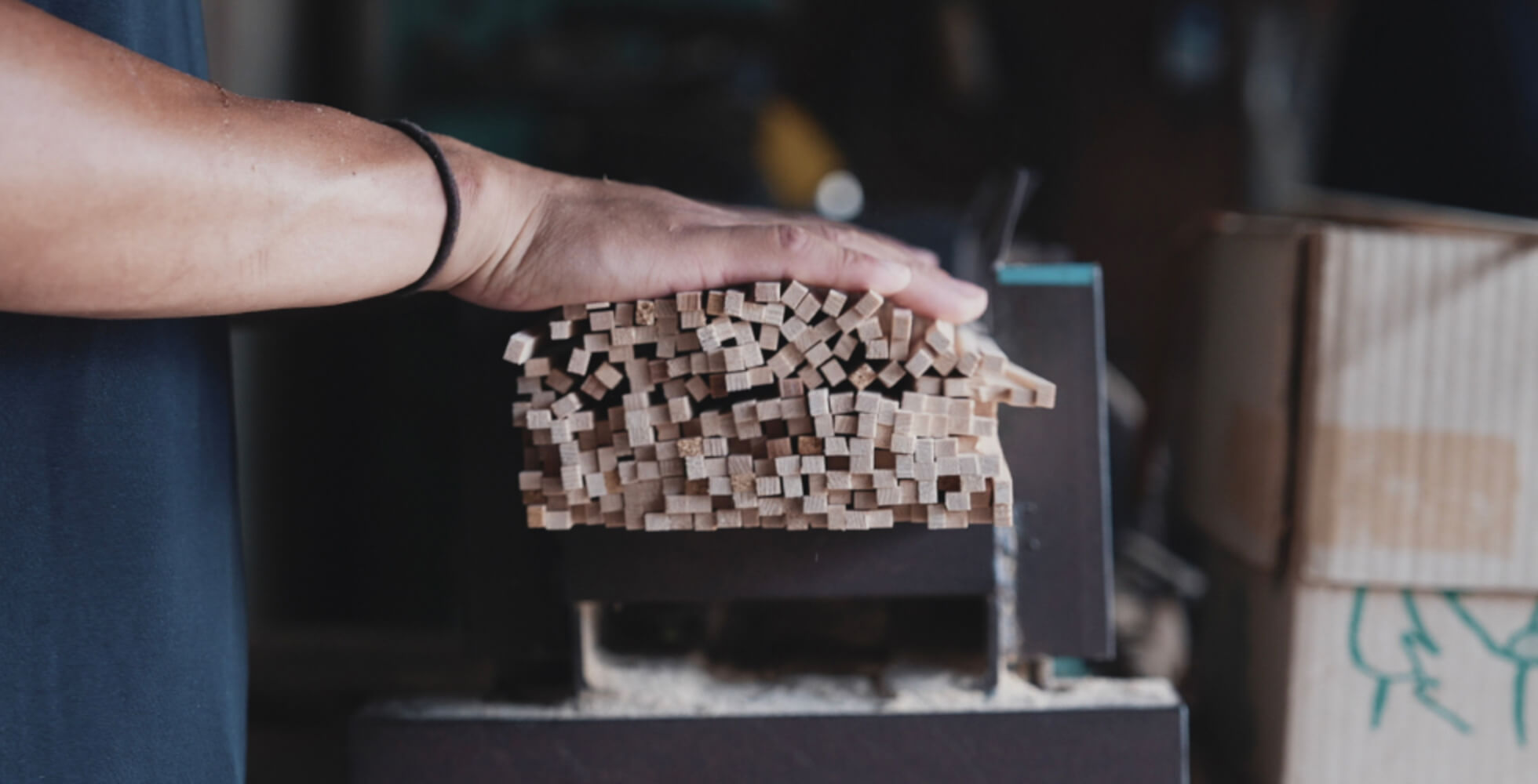 先代考案の通称「ぶるぶるマシン」。次の工程で切りやすくするため、角材を素早くすき間なくきれいに揃える