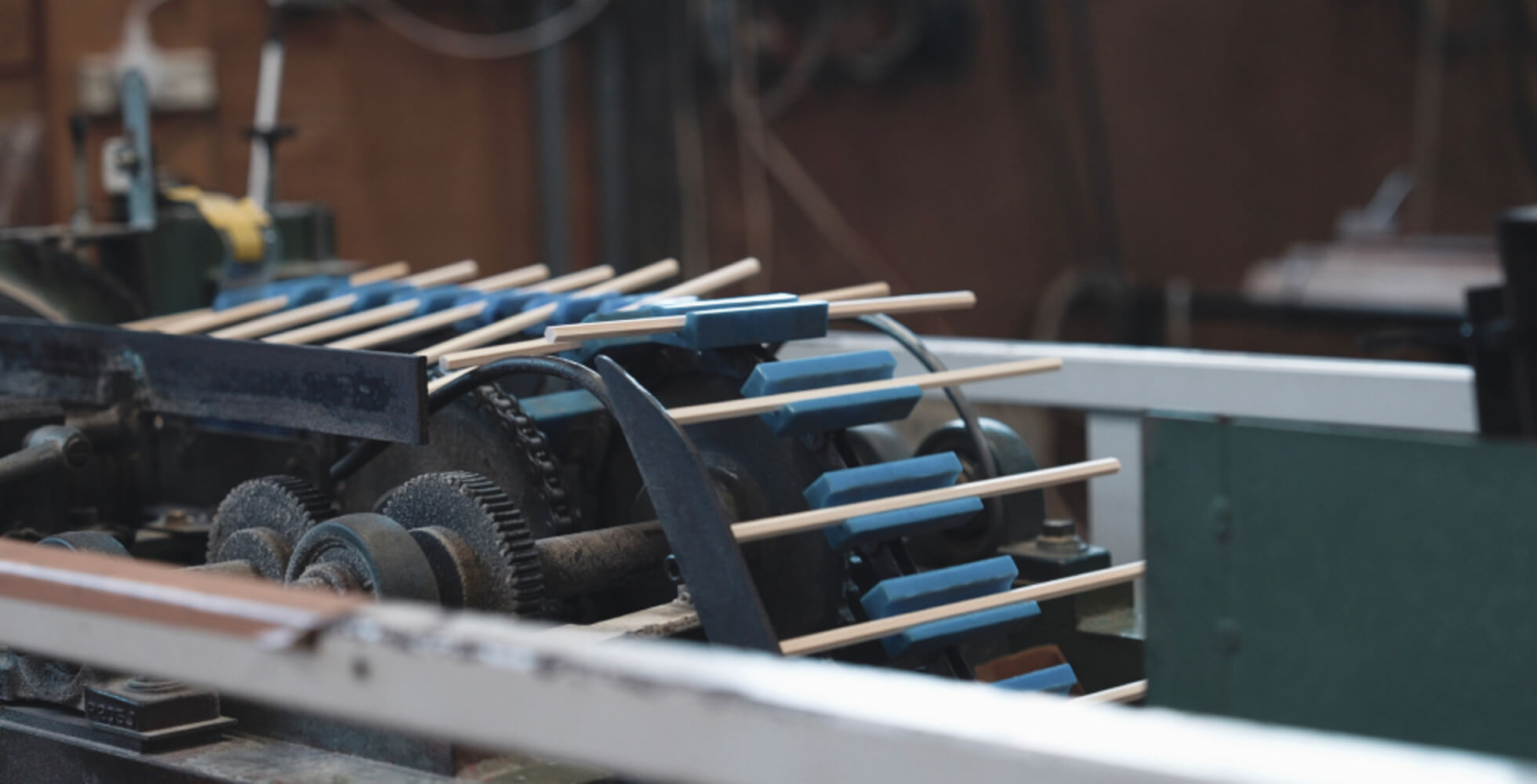 シンプルなようで複雑な動きと調整を経て、極細の「大門箸」が作られる