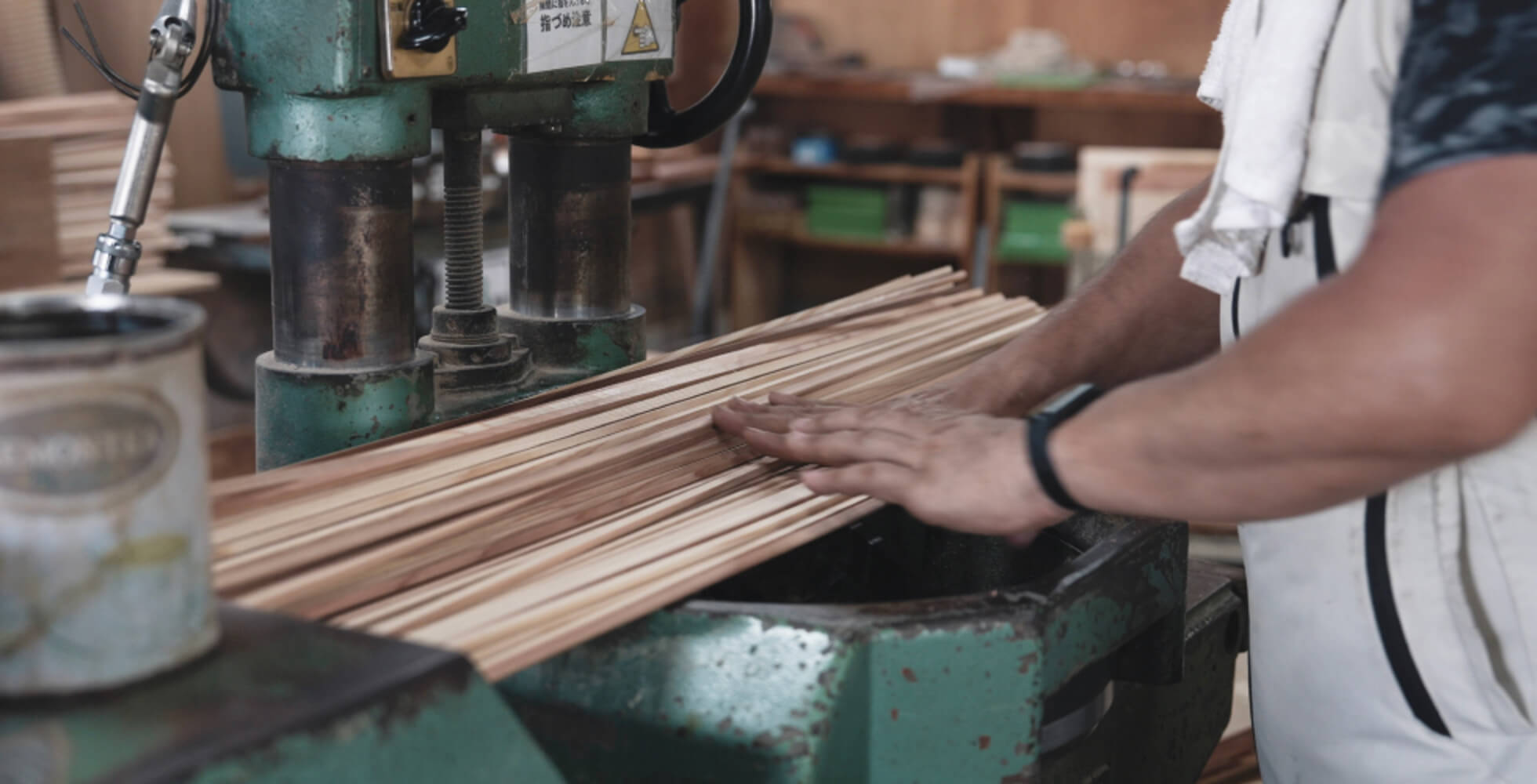 端材をスライスしてから、お箸の原型となる角材へカット