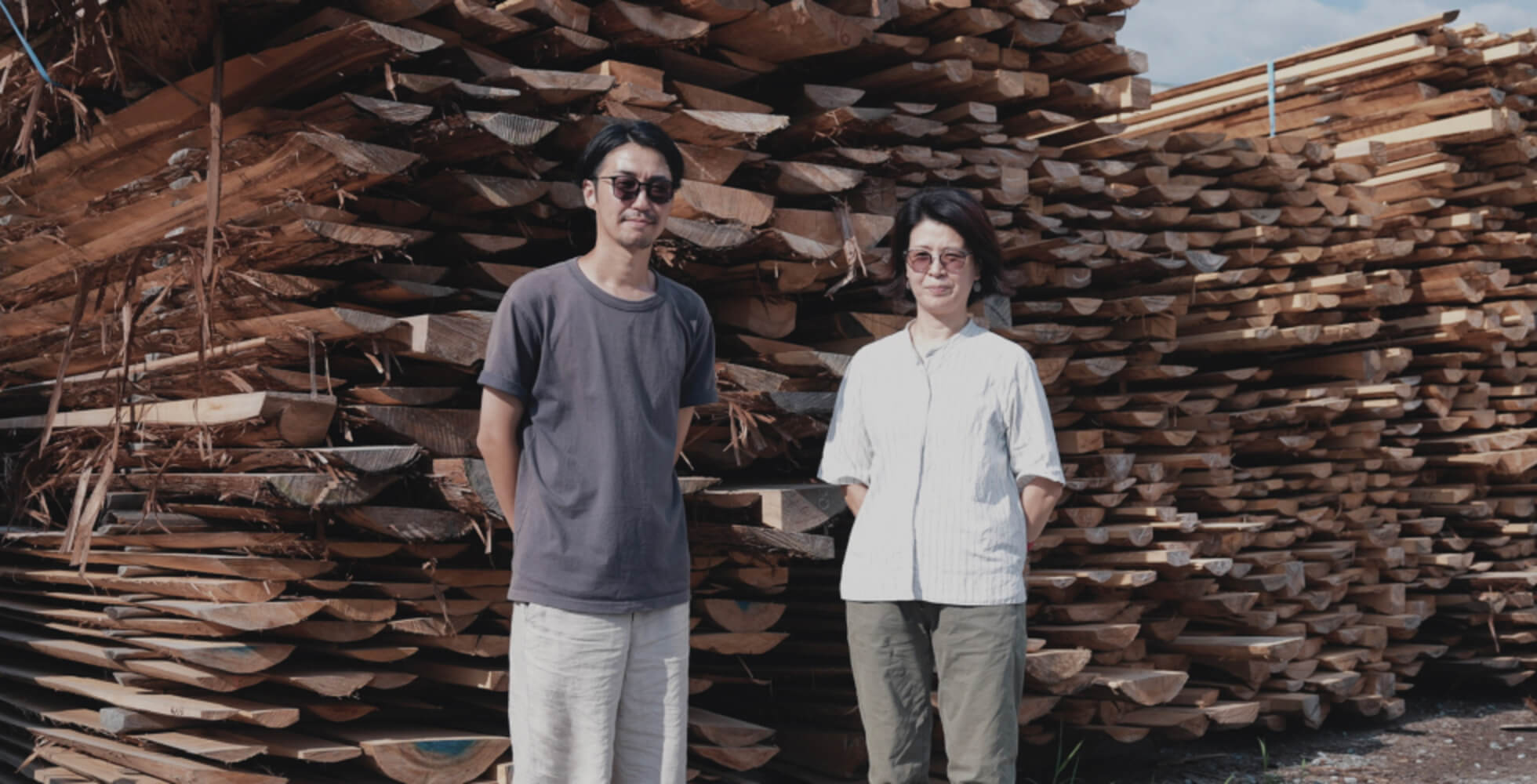 天日干ししている端材置き場の前で。「何を言ってるのか分からないし宇宙人と思うことにしている」という中磯さんに、すかさず菅野さんがツッコミを入れる感じが絶妙。率直な意見をぶつけ合いながら、よりよい方向へと盛り上げていけるのは、対照的な性格でありながら信頼関係があるからこそ成り立つやり取り