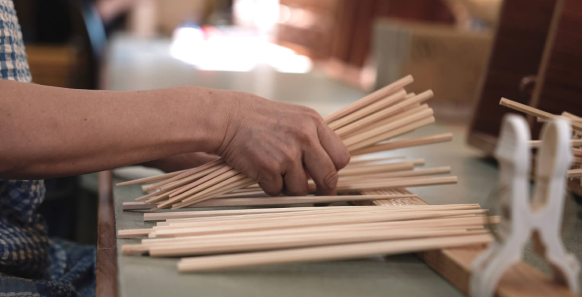 成形する前と完成後の2回、厳しい目と素早い手でしっかり検品を行う