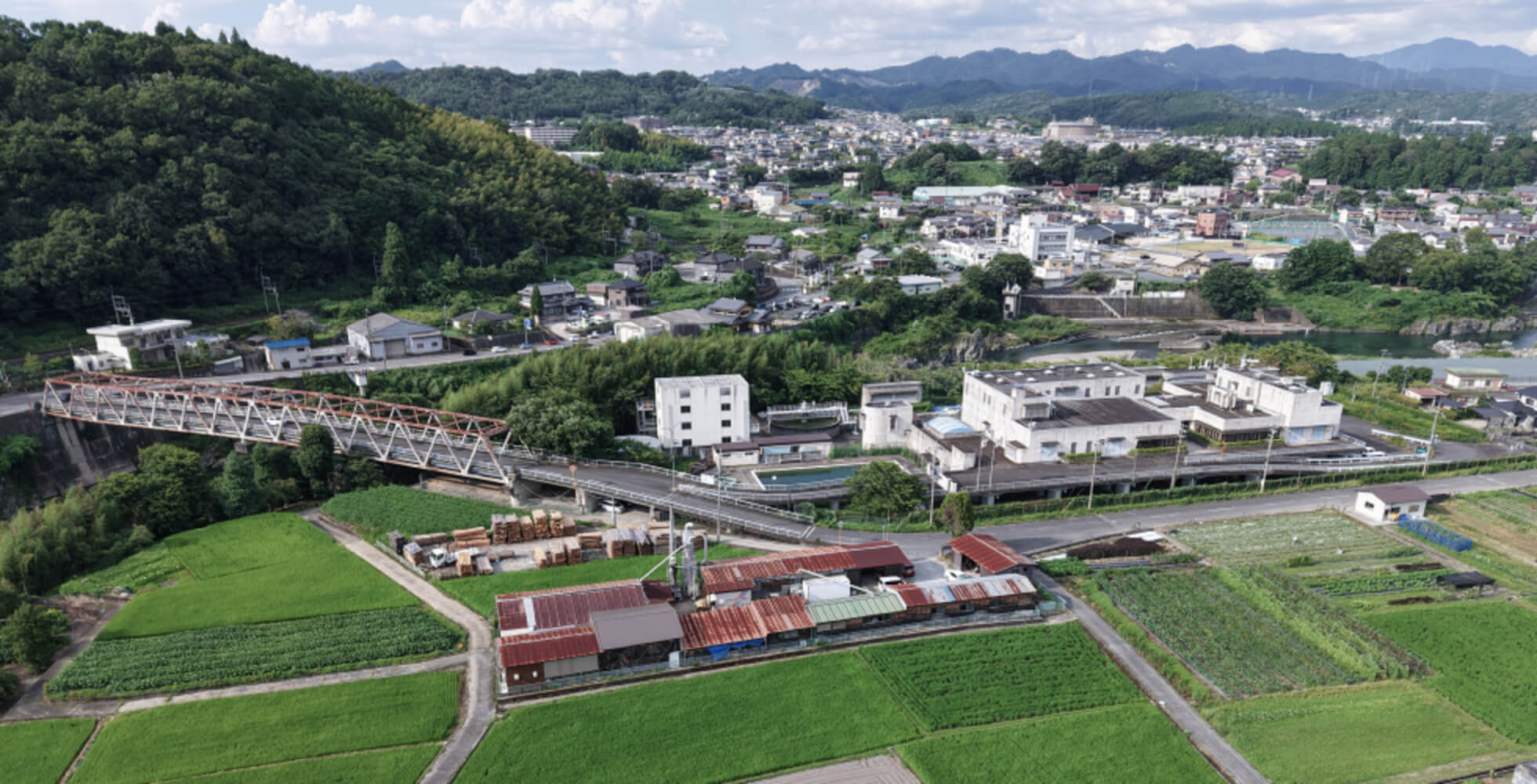 吹き抜ける風も豊かな緑も気持ちがいい、吉野にある株式会社廣箸