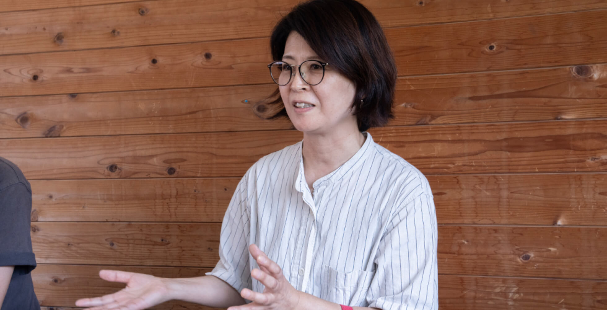 株式会社廣箸の社長・中磯末紀子さん。2代目として父の後を継ぎ、吉野のお箸の新しいブランド「よろしぃおあがり」を立ち上げるなど新しい動きを行っている