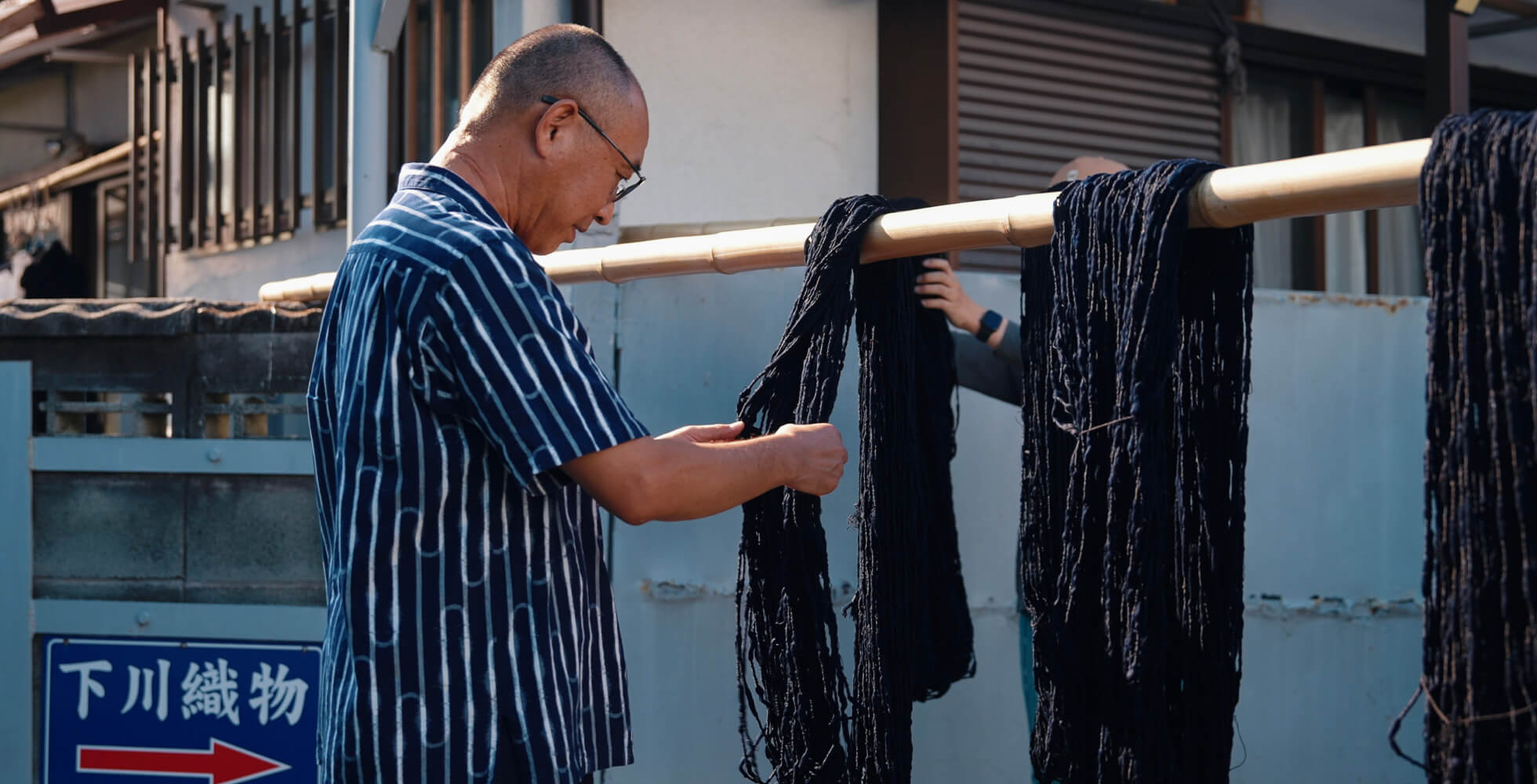 染め上がったばかりの藍染めの糸。独特の芳醇な香りが漂い、藍の美しさも際立っている