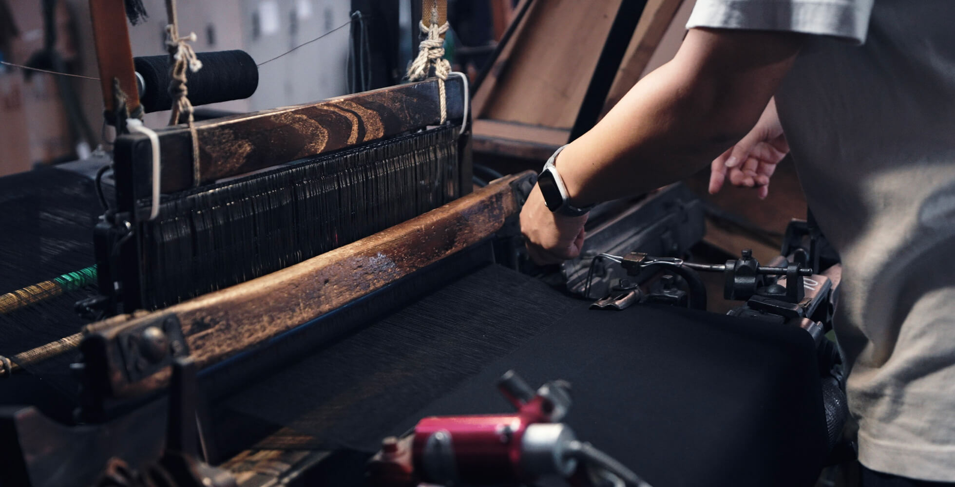 歴史を感じる動力織機。下川織物では20台が現役で稼働している