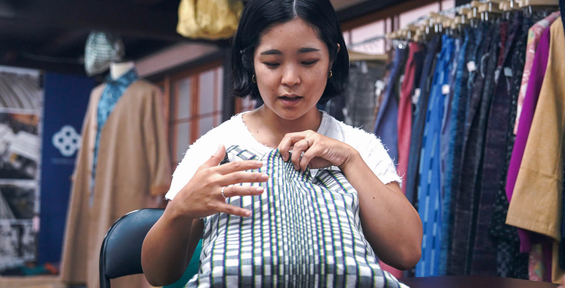 「KOHABAG -Ikat-」の特徴を説明する光井さん