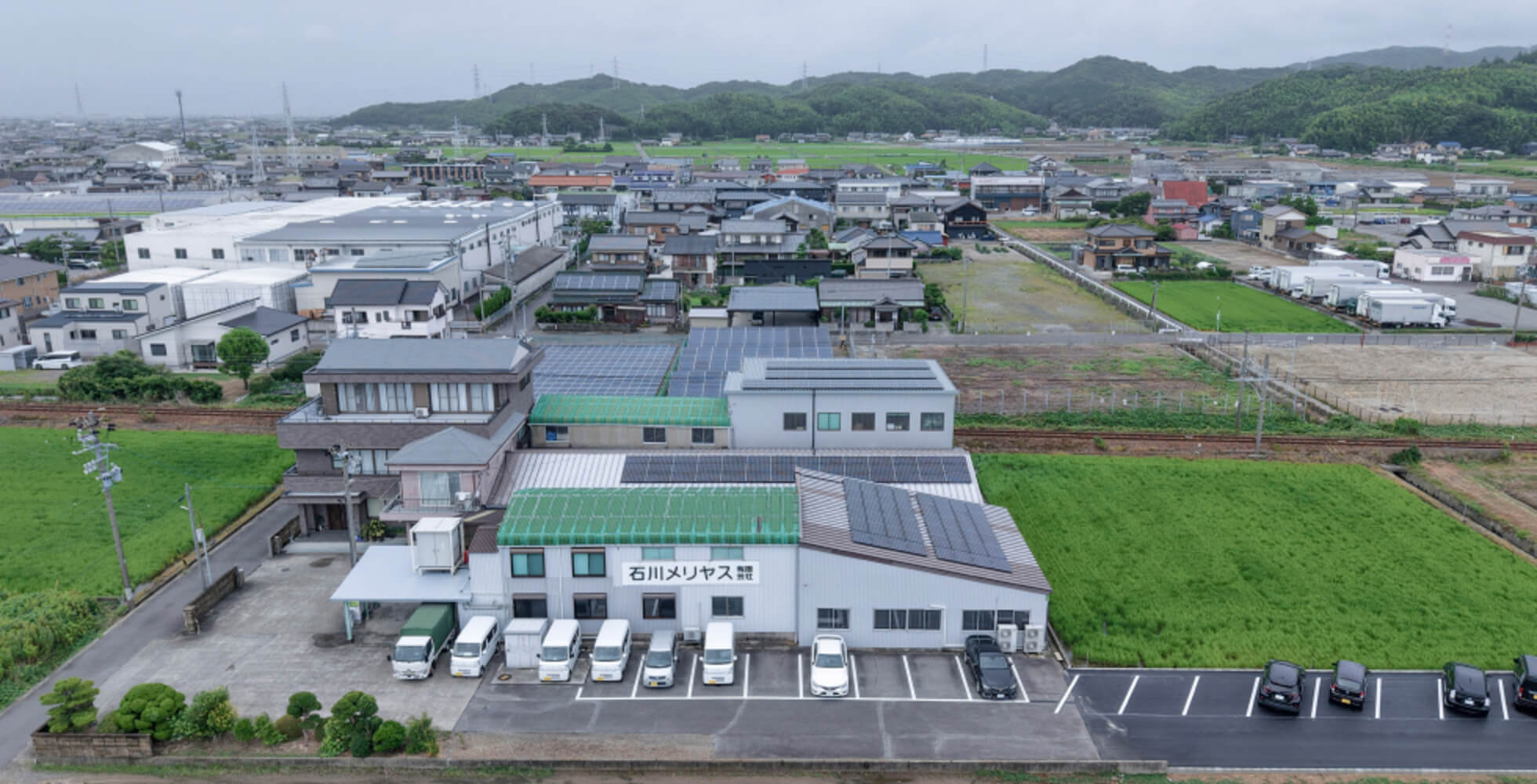 石川メリヤス工場周辺。山も海も近く、豊かな自然に囲まれた温暖なこの地域で三河木綿が育まれ、繊維産業が発展した