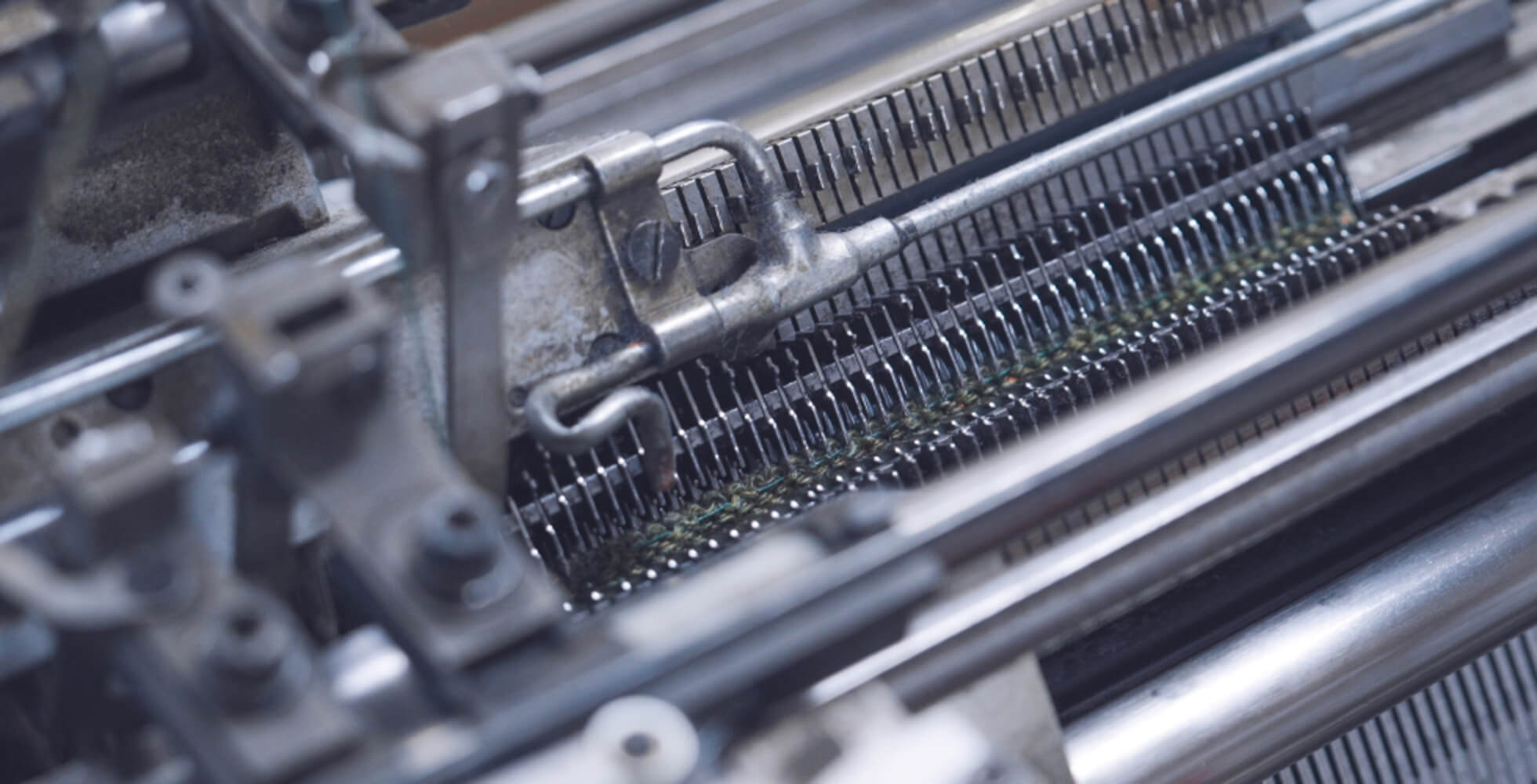 編み機の針。1本1本規則的に動く。糸の特性によってはこの針が折れることも。機械と糸の特性を熟知して細かく調整するのは、職人技ともいえる知識や経験が必要とされる