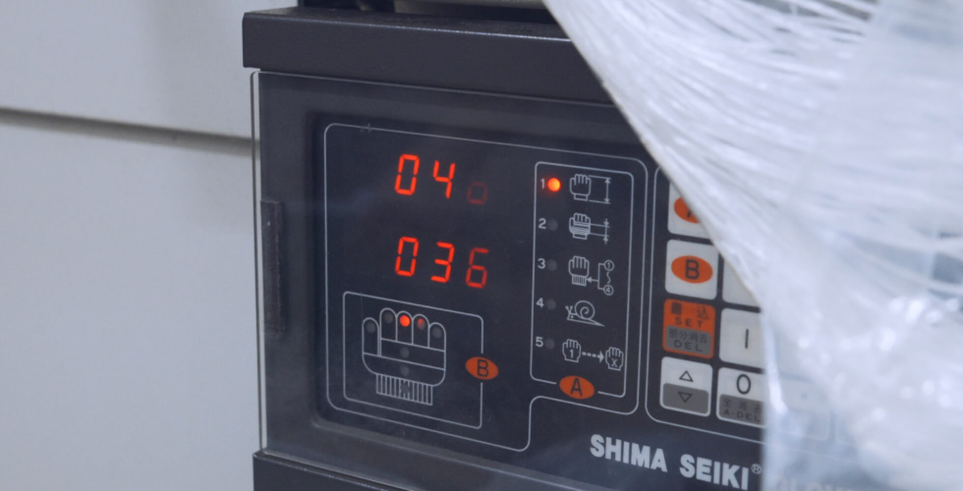 指先から編み始める軍手。目の数や段数の数値を変えることで、長さや幅が自由に調整可能