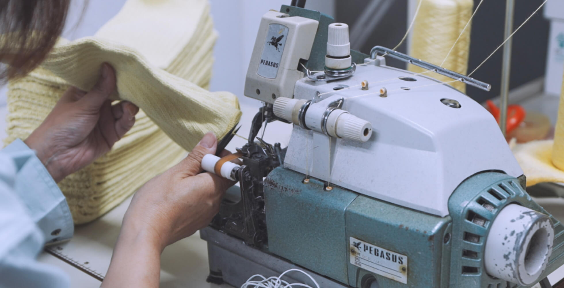 機械で編み上げた後は、手作業で縫製。手首部分は輪ゴムを入れてロックミシンで縫い付け、仕上げていく