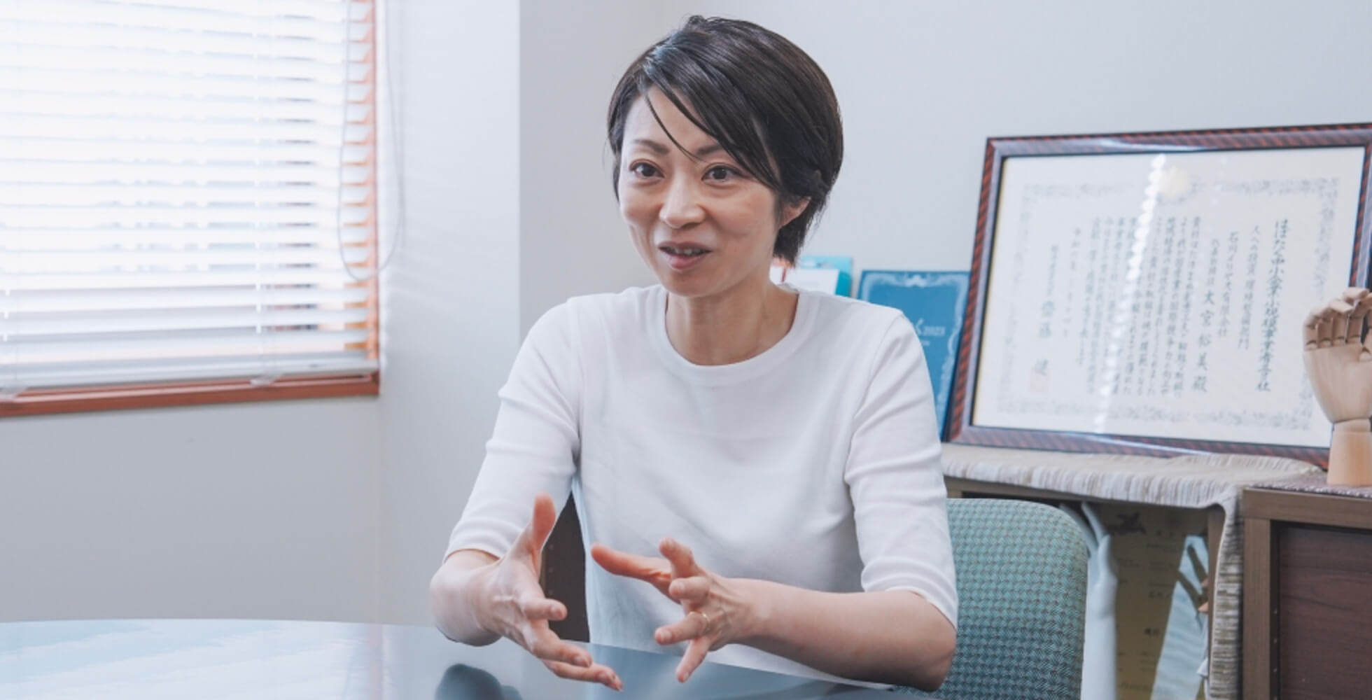 石川メリヤスの社長・大宮裕美さん。三代目として石川メリヤスを受け継ぎ、100種ほどの軍手、靴下などのニット小物を生産している