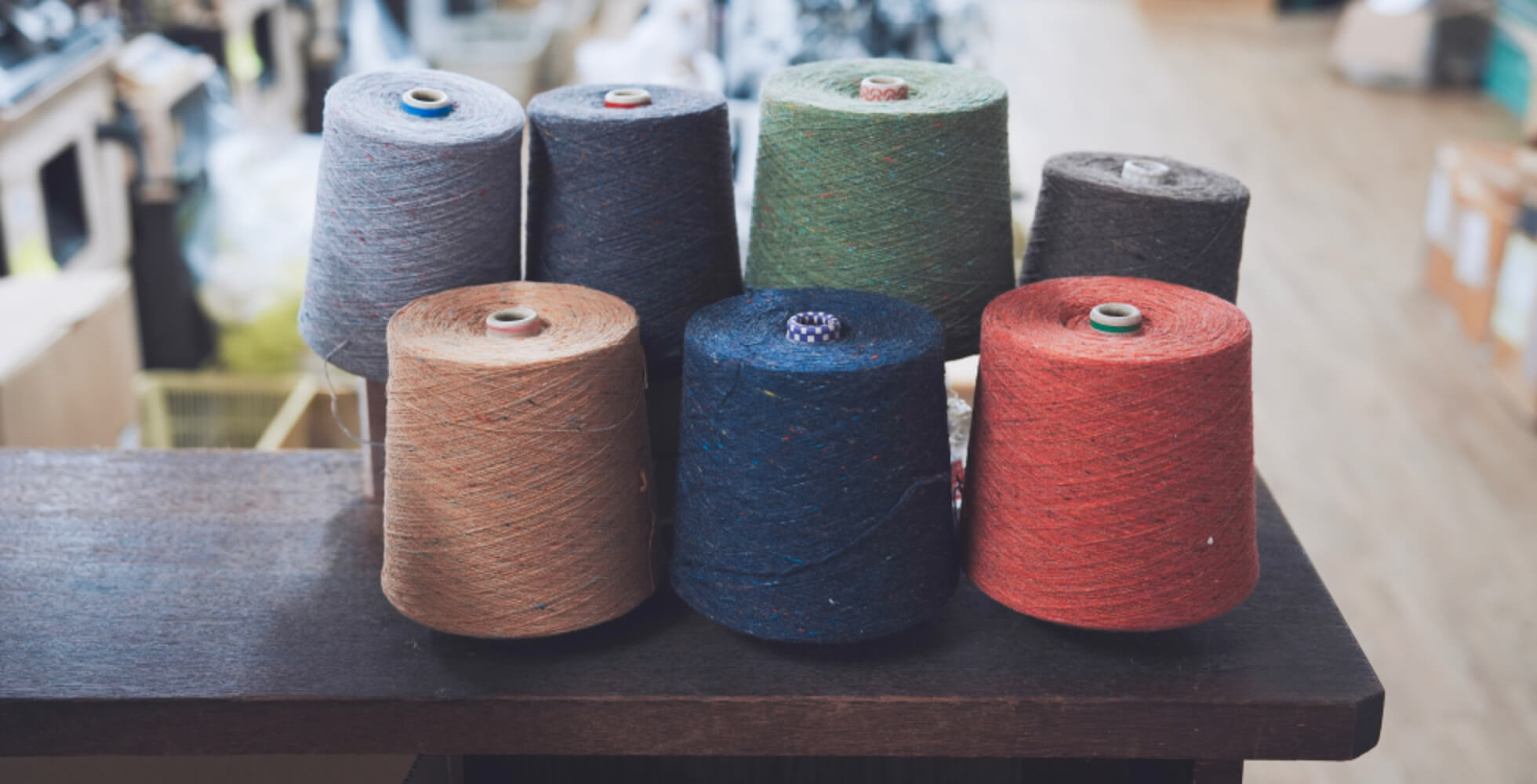 カラフルな繊維の塊(ネップ)が入った、「三河軍手」の原料となる特紡糸。ネップが入ることで表情や温かみが加わり、独特な風合いが生まれる