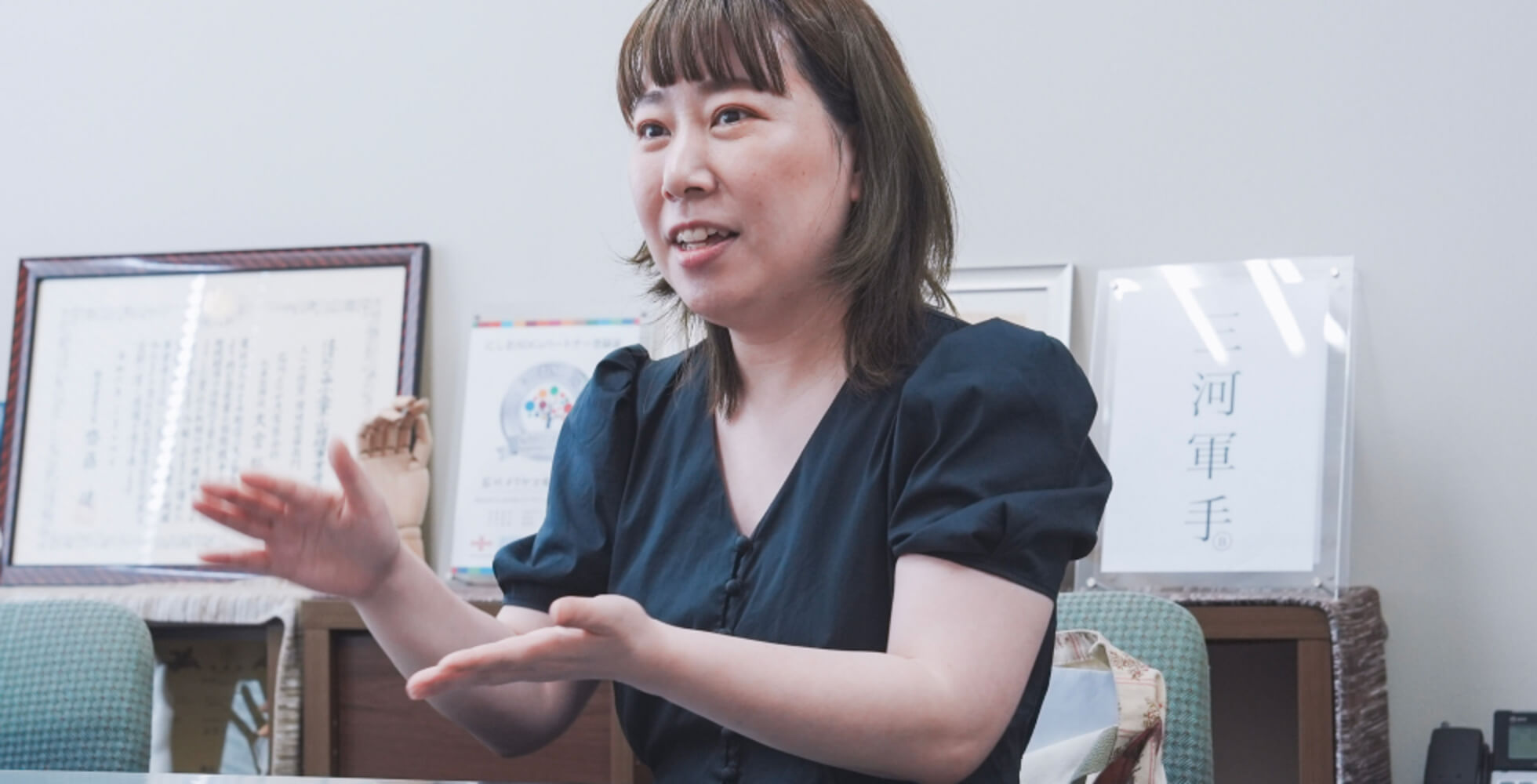 デザイナーの久保田千絵さん。ウェディングドレスや七五三など「ハレの日」の衣裳を主軸に、自身のブランド 「Rosey Aphrodina」を展開している