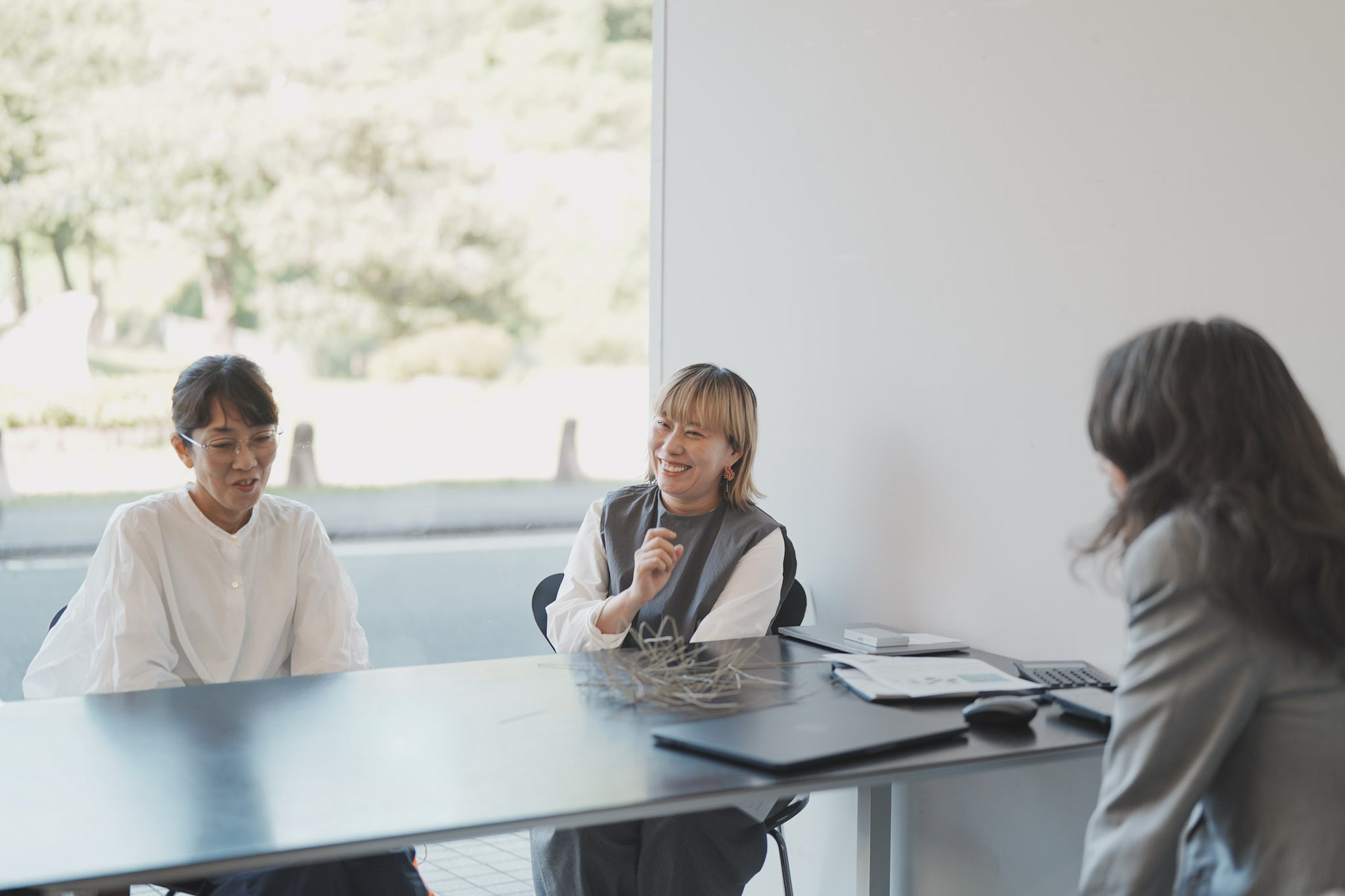い草は収穫後に、色艶の保持や耐久性向上のため、天然染土を溶かした泥水に浸す「泥染め」を行う。「畳の香りはい草だけの香りと思われがちですが、実はい草本来の香りに泥染めの染料の香りが重なったものなんですよ」と田中さん。染土の調合や香りは、農家ごとに違いがあるそう