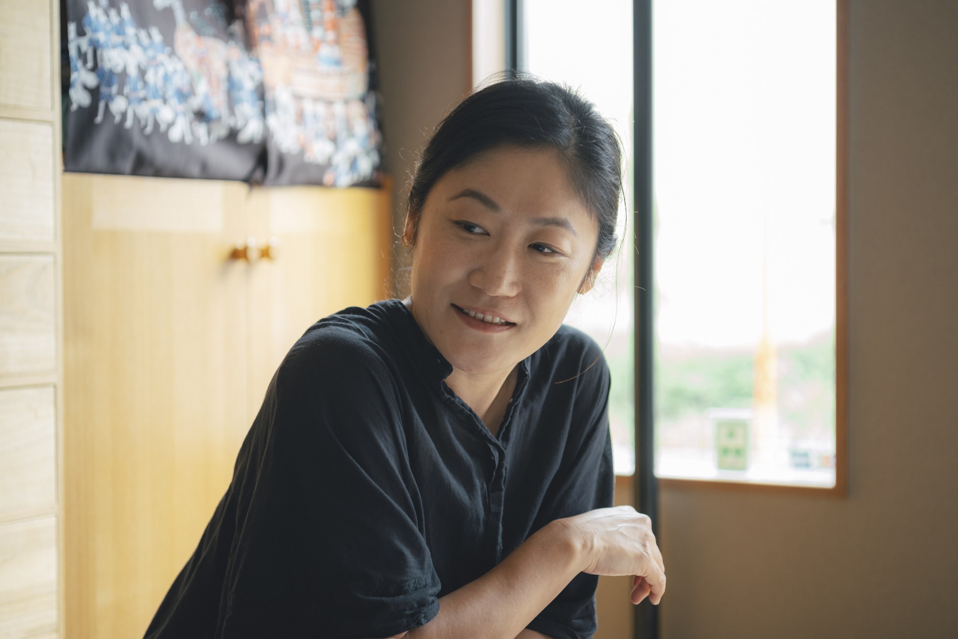 町田久美子さん。東京都工芸染色協同組合理事を務める伝統工芸士。日本の古き良き古典柄から、時流に合わせた現代柄まで「同じ人が描いたとは思えない」と言われるほど多彩な筆致の持ち主。