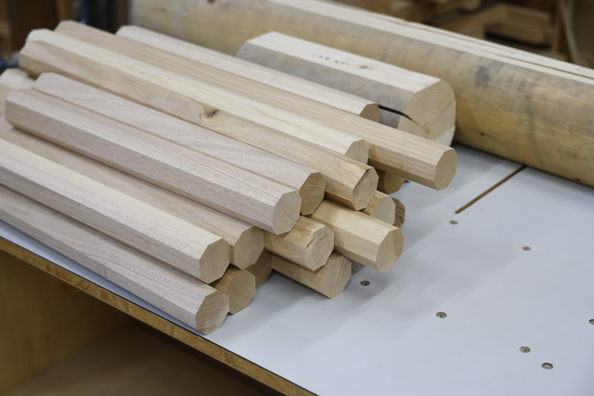 通常は使用されない細い木や短い木でも作れることが、小さな七味入れの大きな特徴