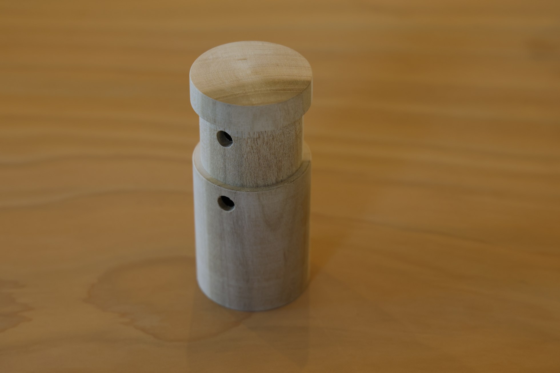 蓋が緩すぎず、絶妙なきつさですぽっと抜けてしまわないように調整。茶道で使う「棗（なつめ）」の蓋の具合を参考にしたのだとか