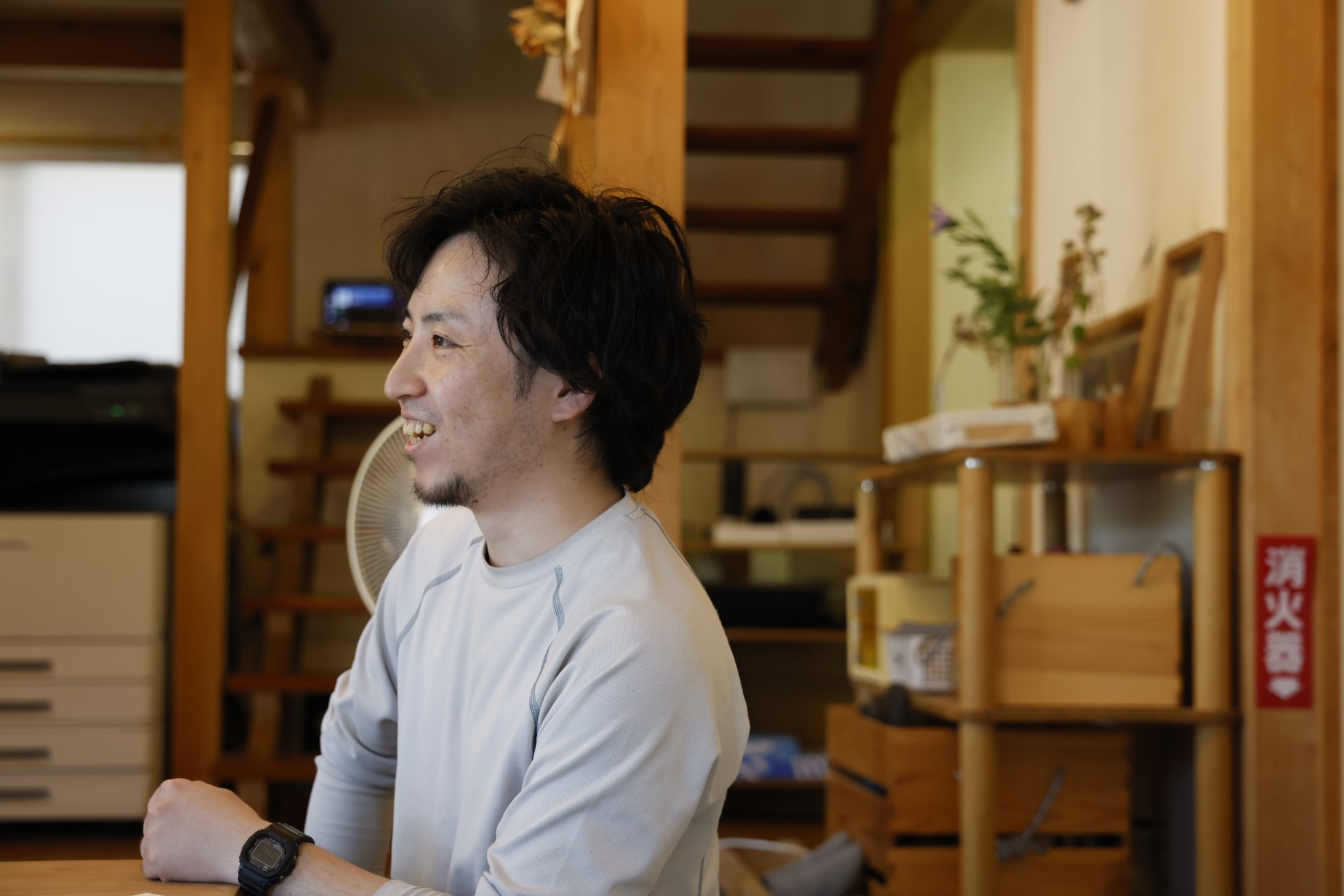 木工と設計 職人 関優一朗さん。「やまとわ」の新卒第一号として6年前に入社した