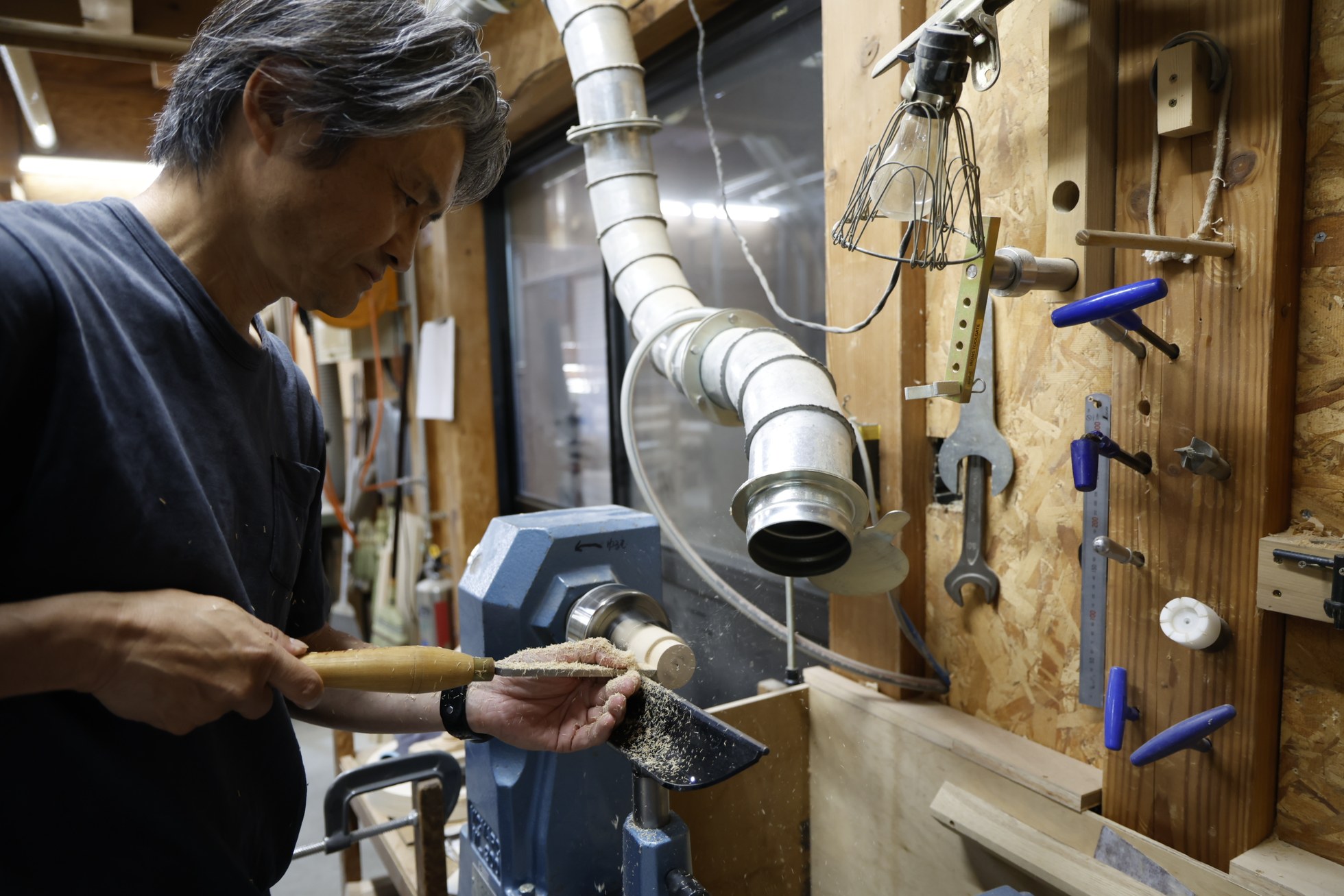 中村さんも現役の職人として工房に入る