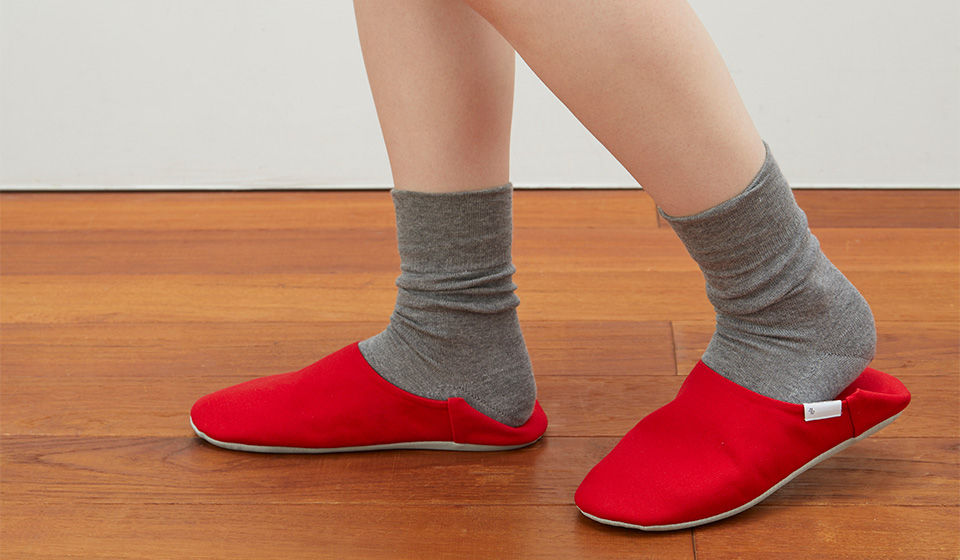 お家の中だけの赤い靴、なかなか楽しいです。阿部産業の帆布バブーシュ